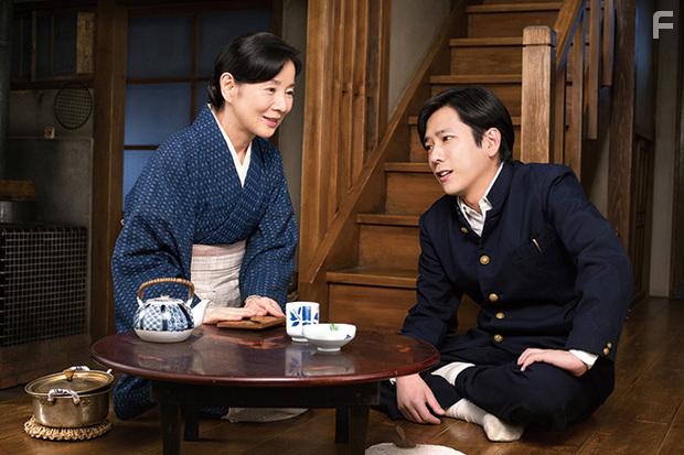 Kazunari Ninomiya and Sayuri Yoshinaga in Haha to kuraseba (2015)