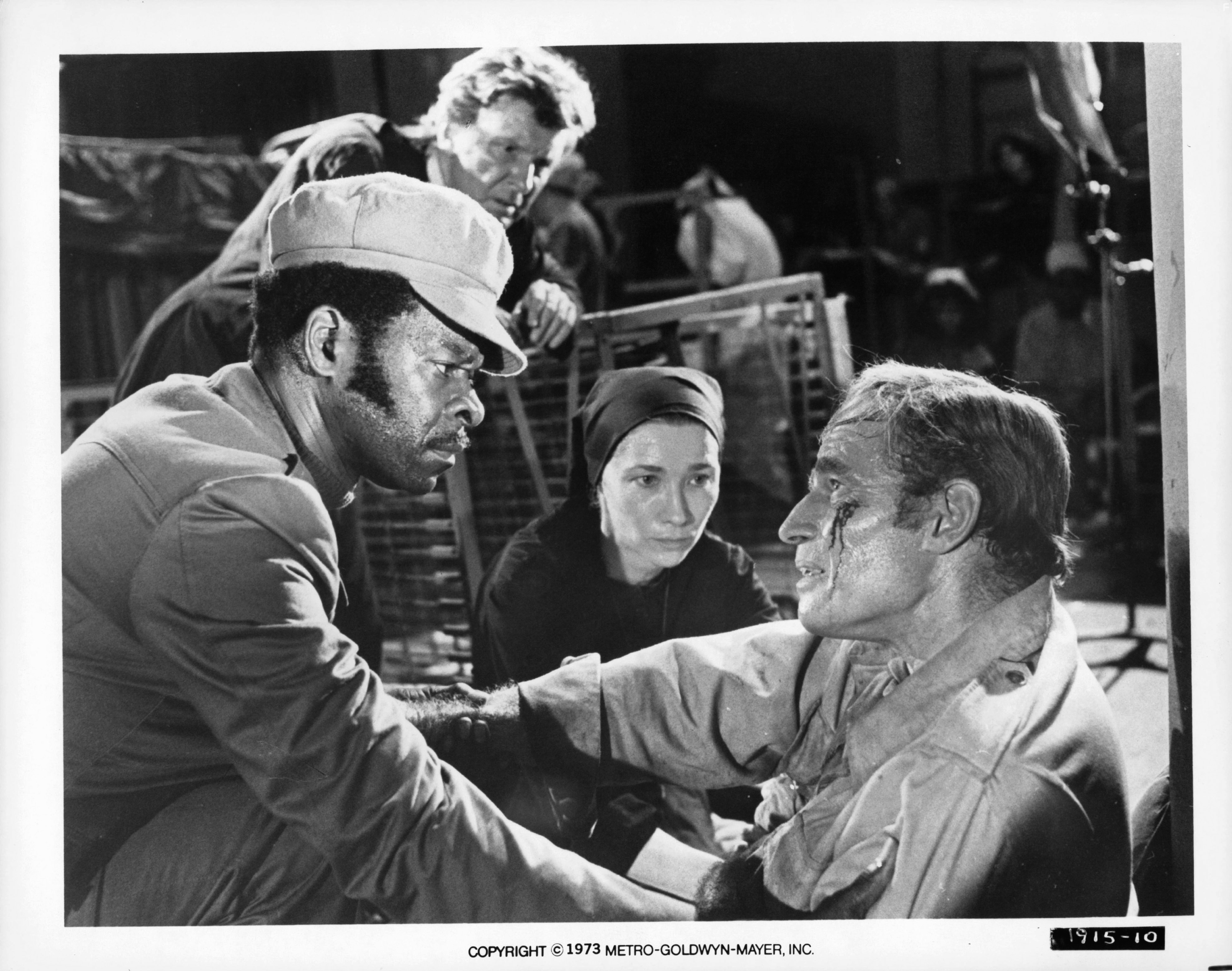 Charlton Heston and Brock Peters in Зеленый сойлент (1973)