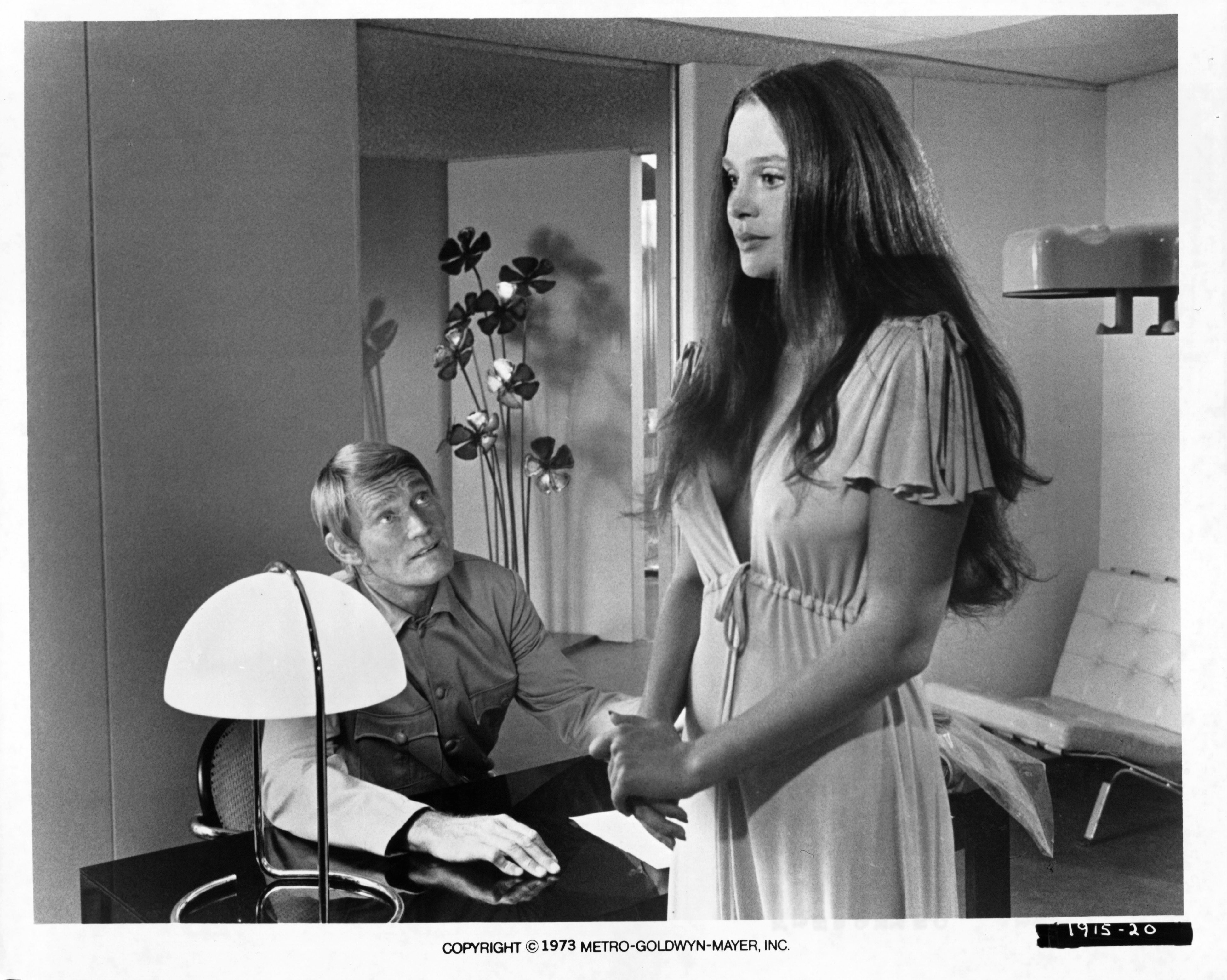 Chuck Connors and Leigh Taylor-Young in Зеленый сойлент (1973)