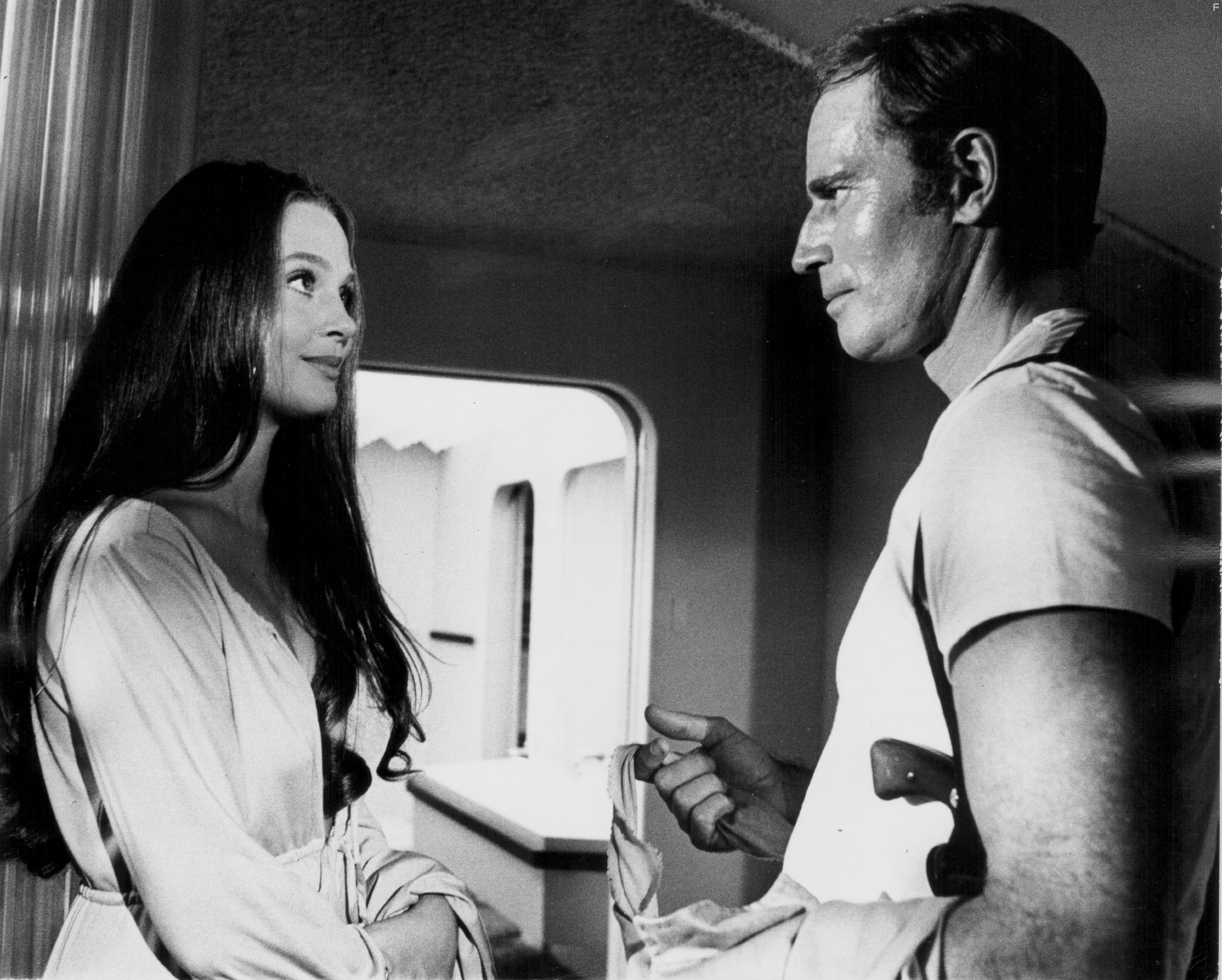 Charlton Heston and Leigh Taylor-Young in Зеленый сойлент (1973)