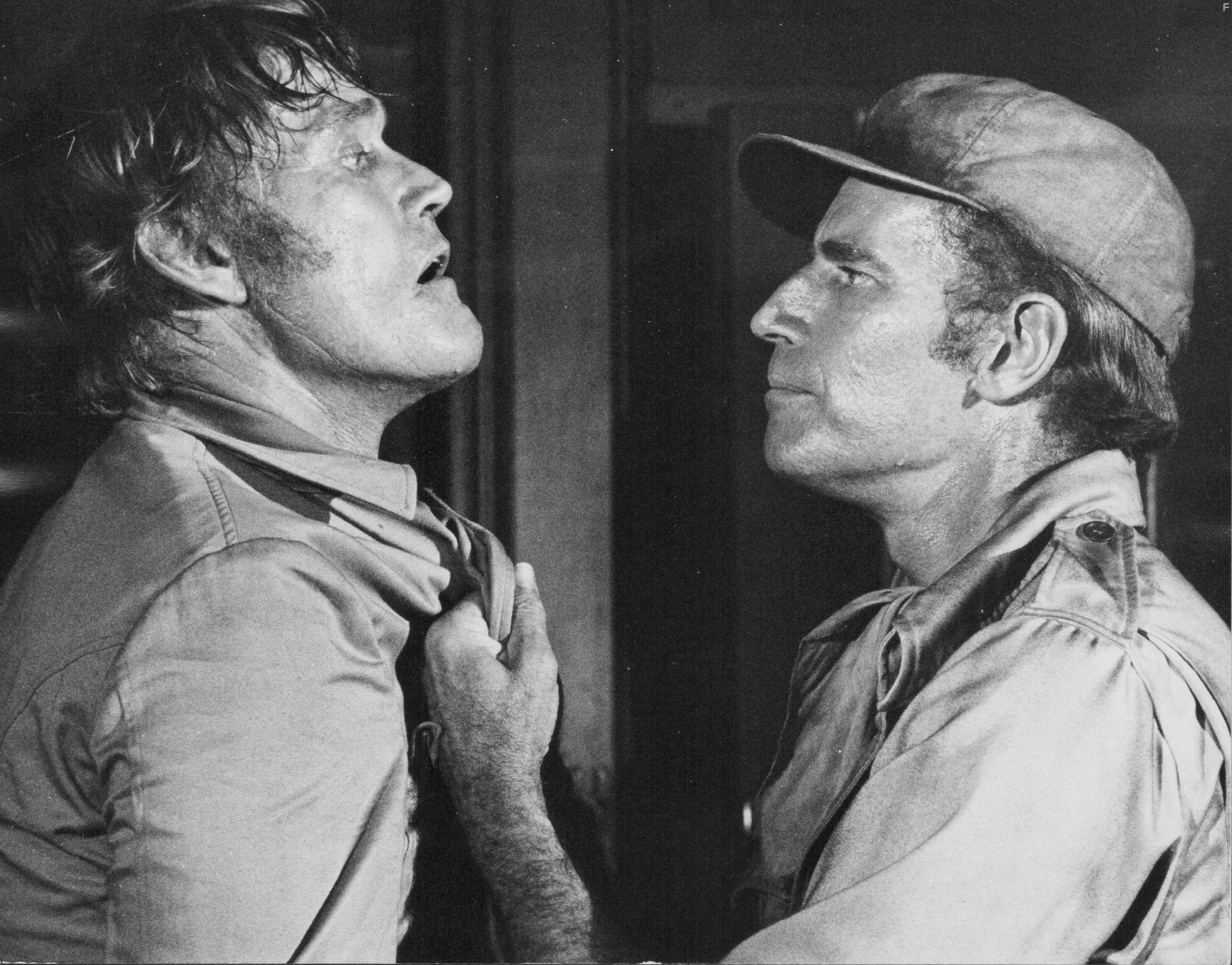 Charlton Heston and Chuck Connors in Зеленый сойлент (1973)