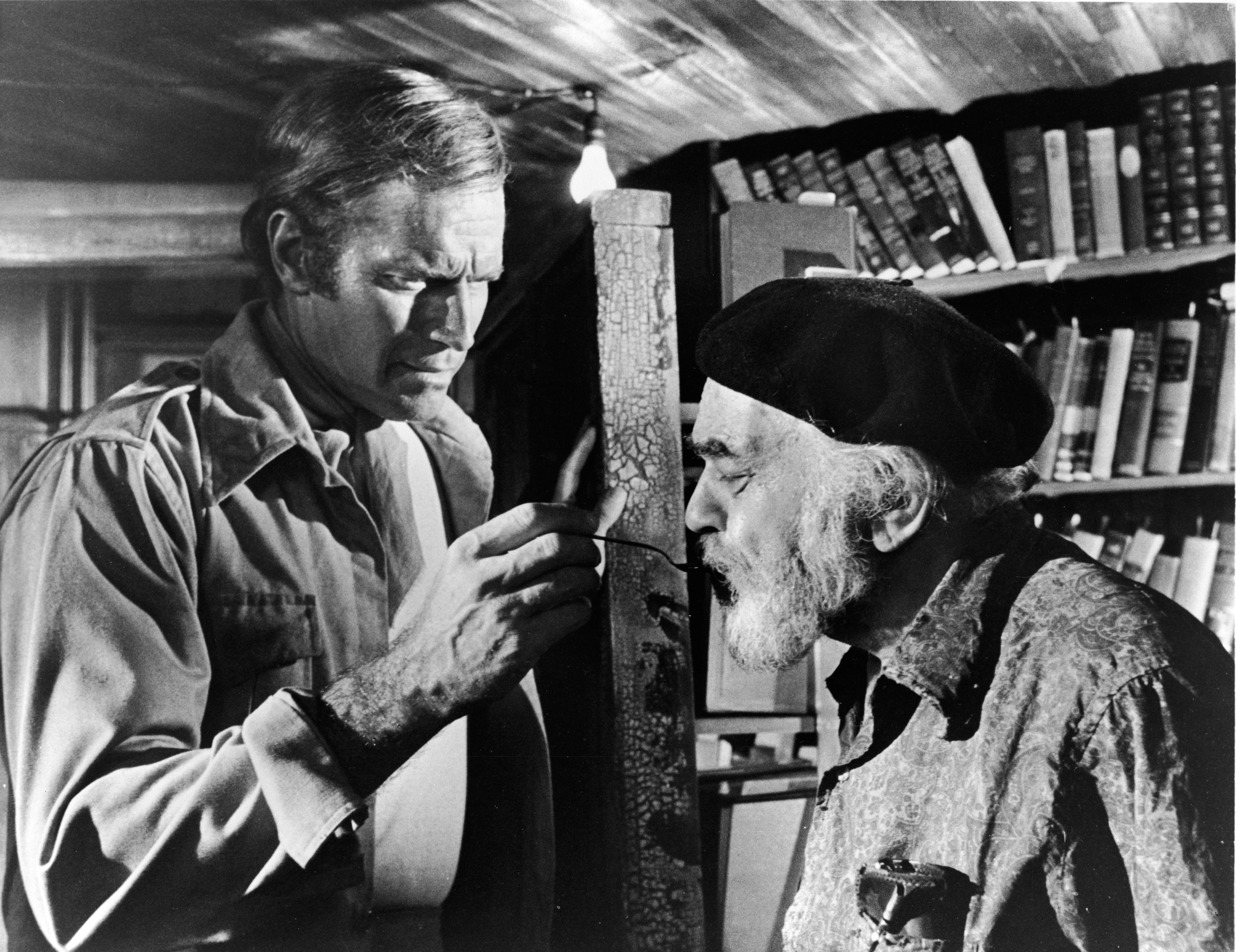 Charlton Heston and Edward G. Robinson in Зеленый сойлент (1973)