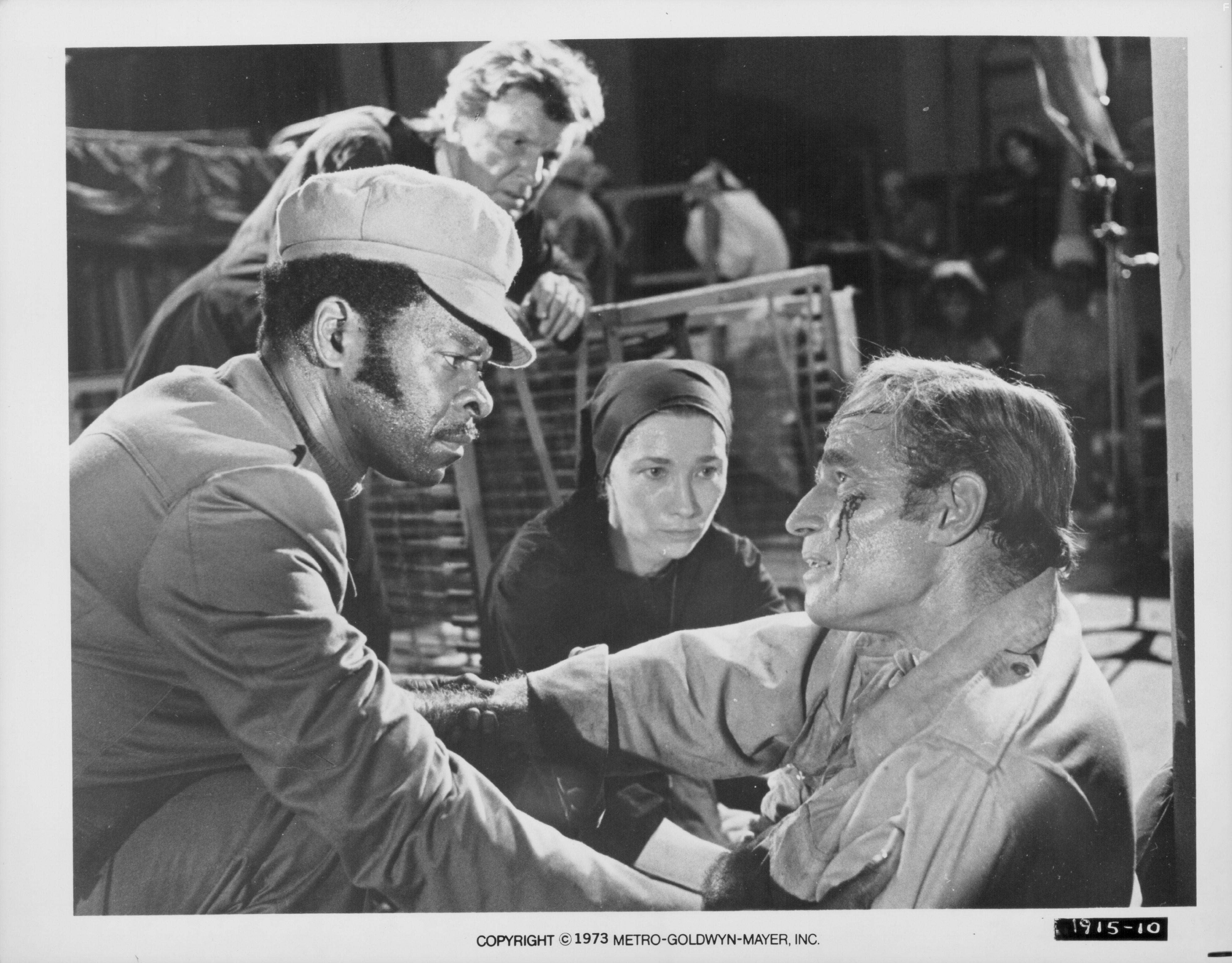 Charlton Heston and Brock Peters in Зеленый сойлент (1973)
