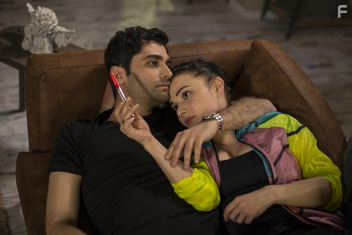 Yunus Emre Yildirimer and Selen Korkutan in Eskiya Dnyaya Hkmdar Olmaz (2015)