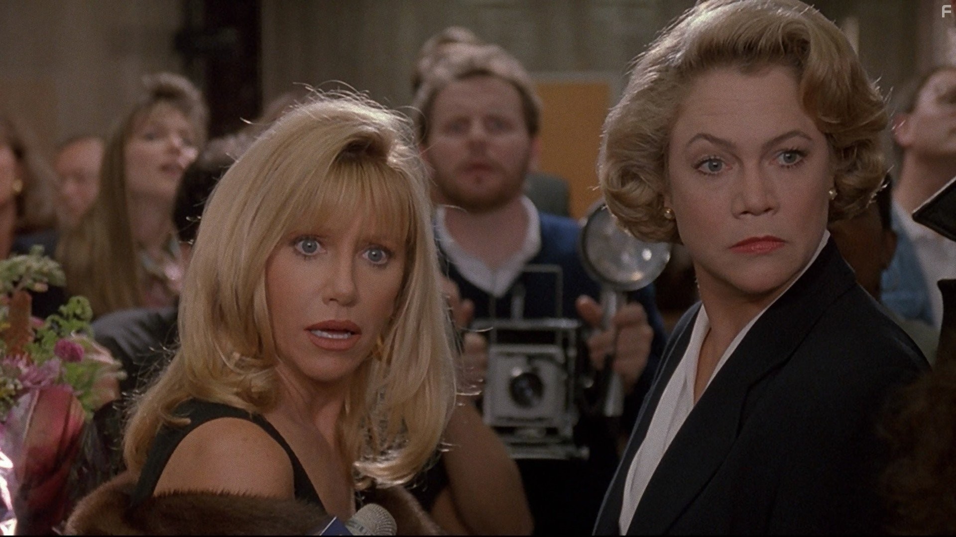 Kathleen Turner and Suzanne Somers in Мамочка-маньячка-убийца (1994)