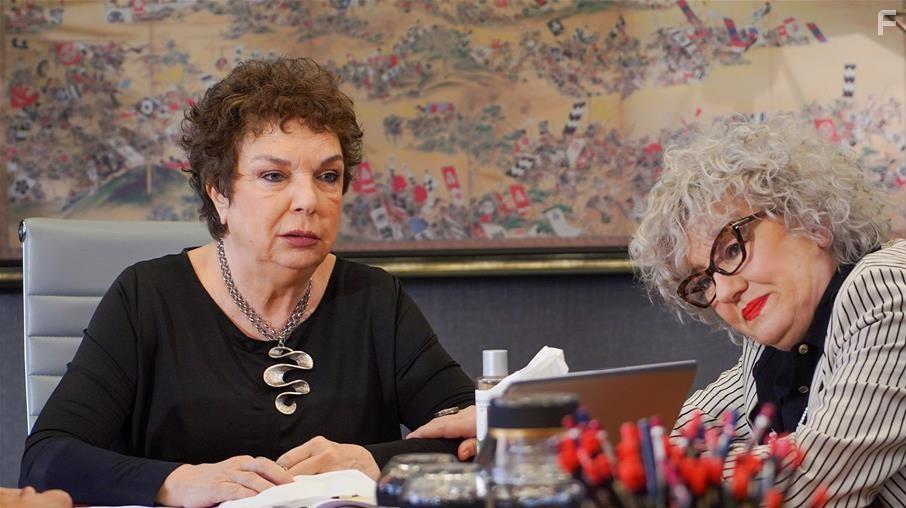 Aysenil Samlioglu in Menajerimi Ara (2020)