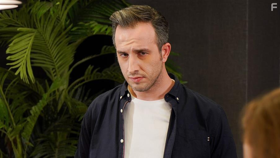 Fatih Artman in Menajerimi Ara (2020)