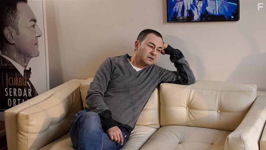 Serdar Orta in Menajerimi Ara (2020)