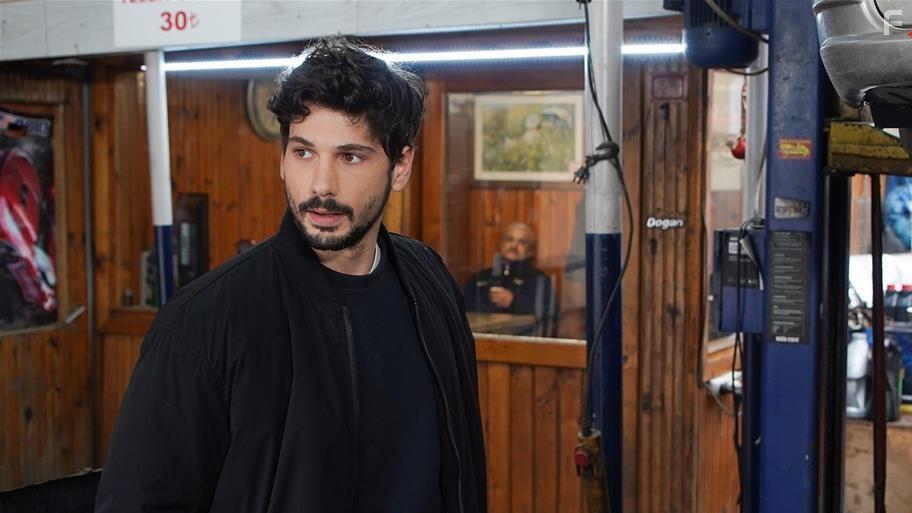 Deniz Can Aktas in Menajerimi Ara (2020)