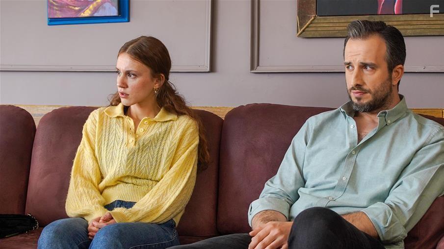Fatih Artman and Ahsen Eroglu in Menajerimi Ara (2020)