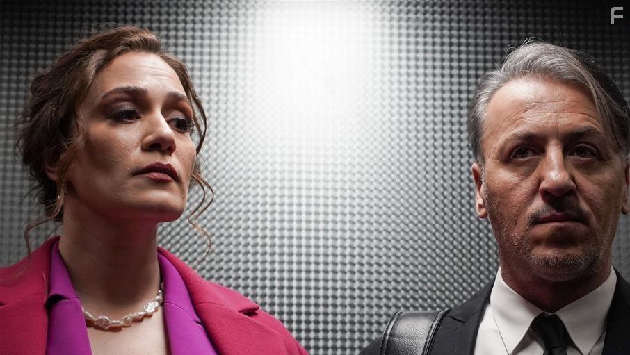 zge Borak and Baris Falay in Menajerimi Ara (2020)