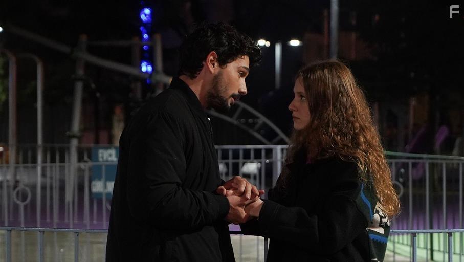 Deniz Can Aktas and Ahsen Eroglu in Menajerimi Ara (2020)