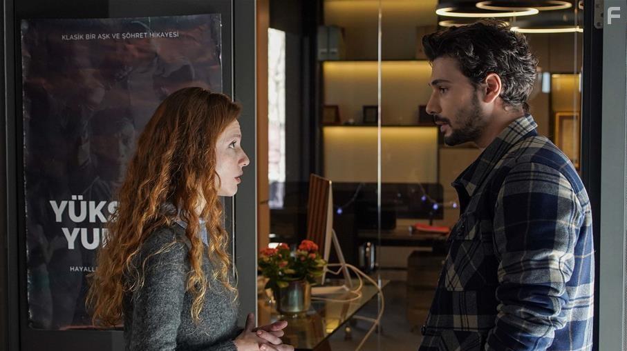 Deniz Can Aktas and Ahsen Eroglu in Menajerimi Ara (2020)