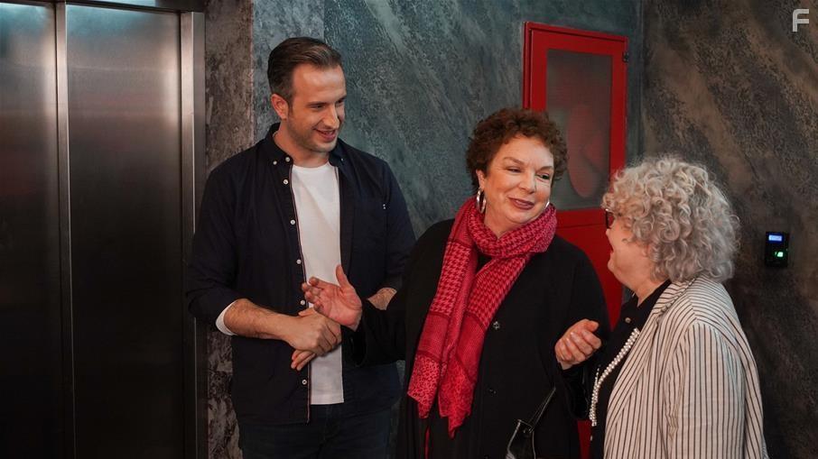 Aysenil Samlioglu and Fatih Artman in Menajerimi Ara (2020)