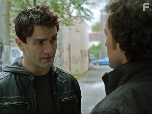 Kyle Schmid and Sam Witwer in Быть человеком (2011)