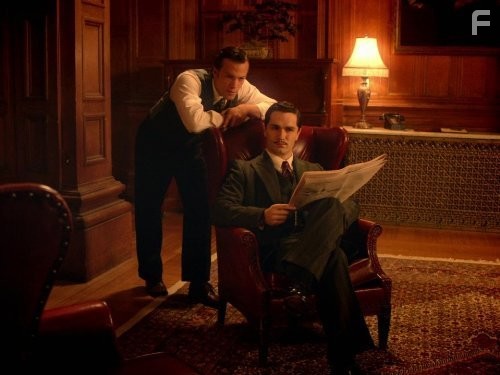 Kyle Schmid and Sam Witwer in Быть человеком (2011)