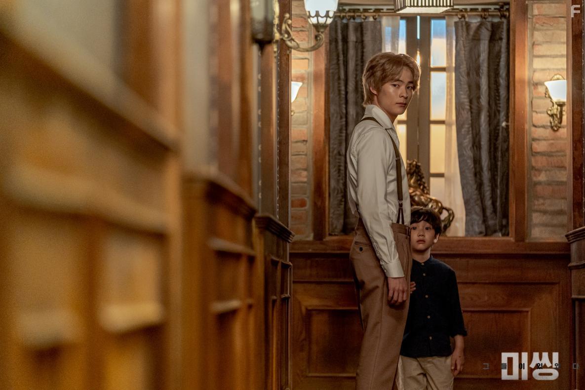 Geon-Hee Song and Jang Sun-Yool in Missing: Geudeuli Itseodda (2020)