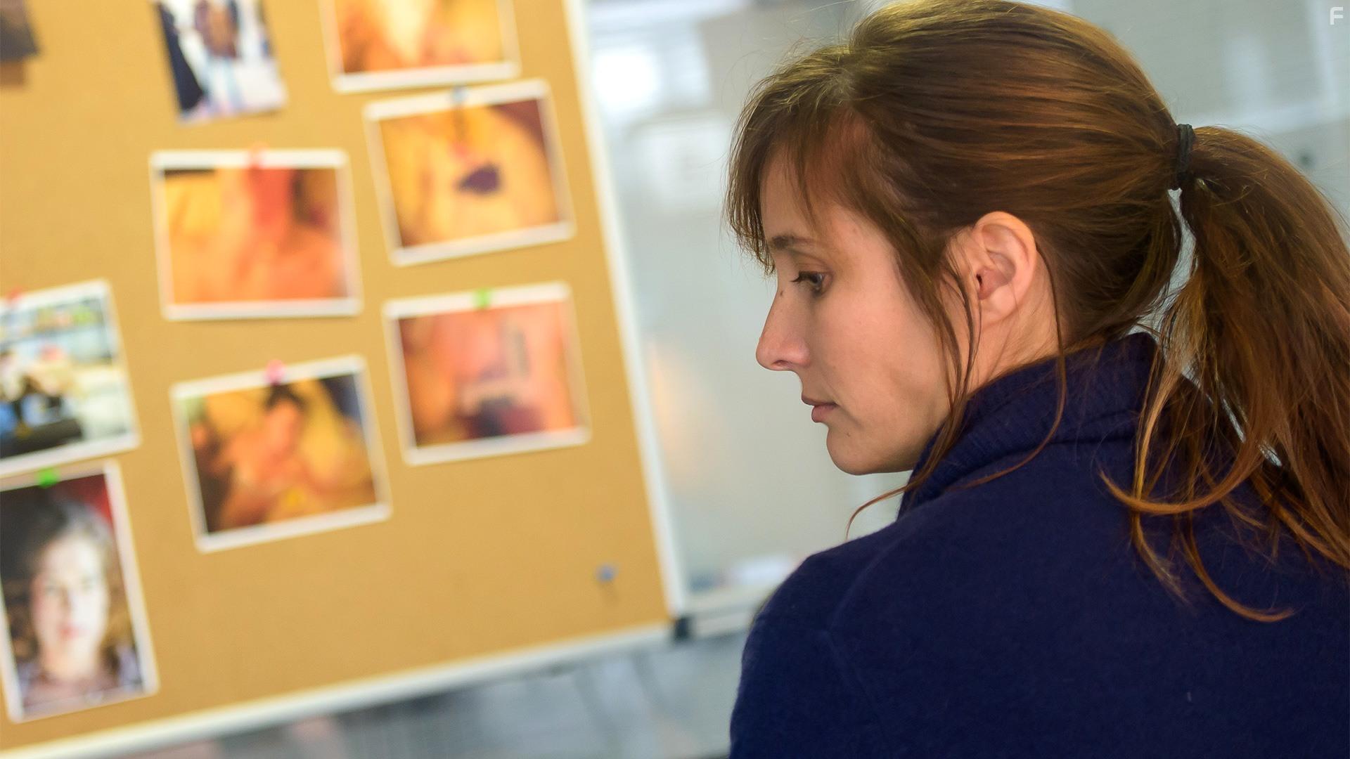 Julie De Bona in Le tueur du lac: pisode 1 (2017)