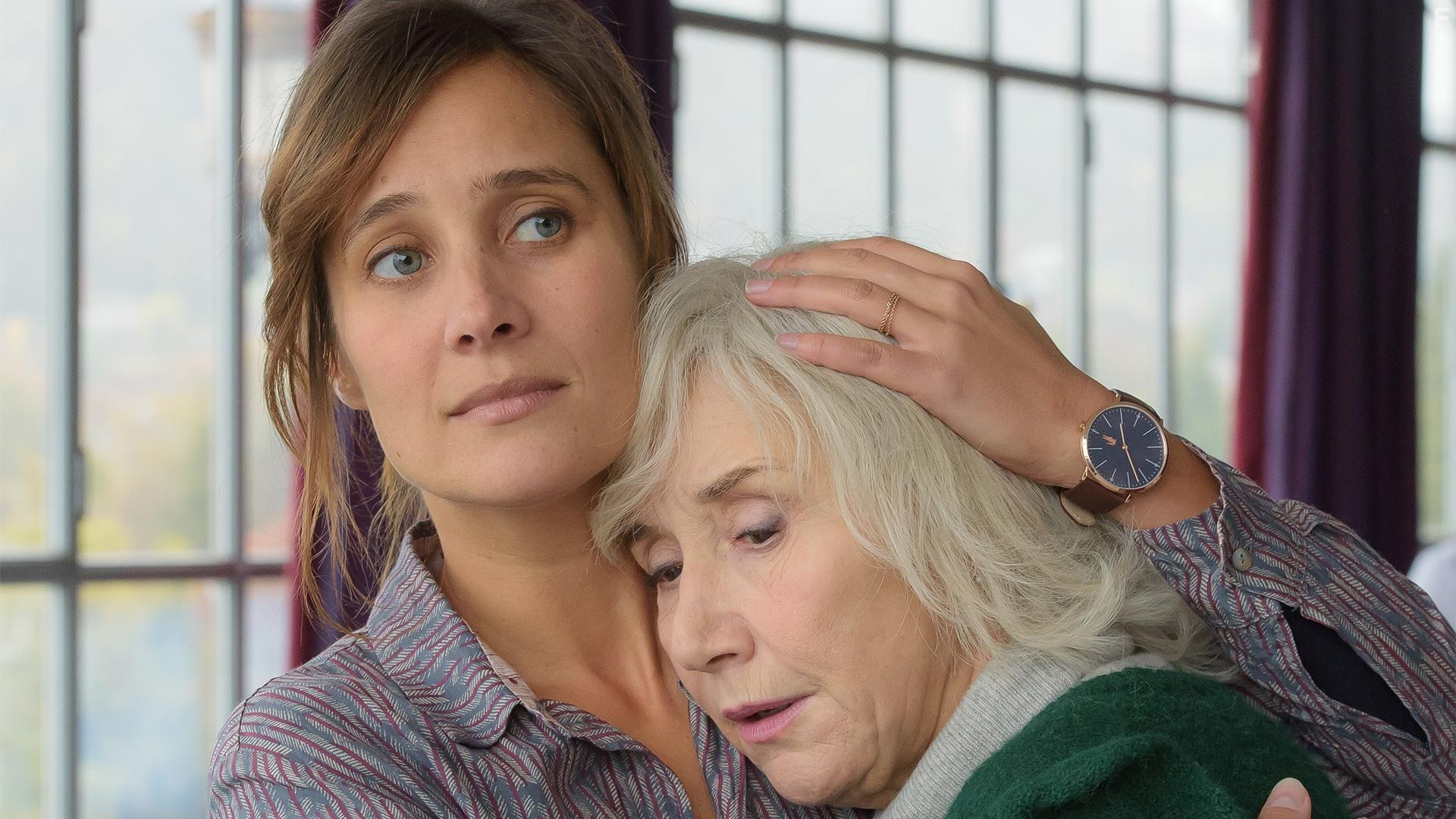 Marie-Anne Chazel and Julie De Bona in Le tueur du lac (2017)