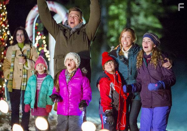 Marc Blucas, Tricia Helfer, Megan Charpentier, Jaeda Lily Miller, and Benjamin Wosk in Operation Christmas (2016)