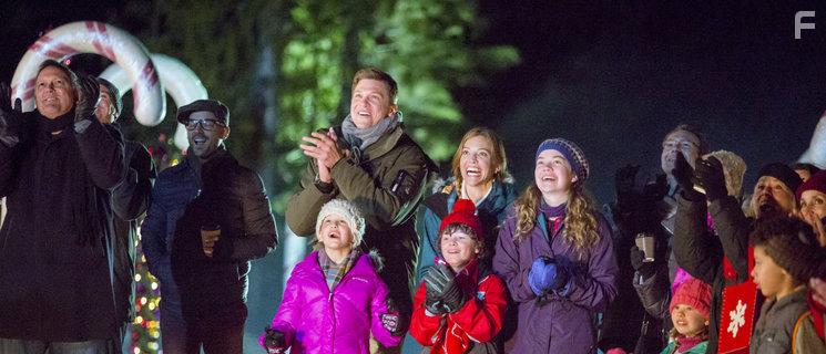 Marc Blucas, Tricia Helfer, Megan Charpentier, Jaeda Lily Miller, and Benjamin Wosk in Operation Christmas (2016)