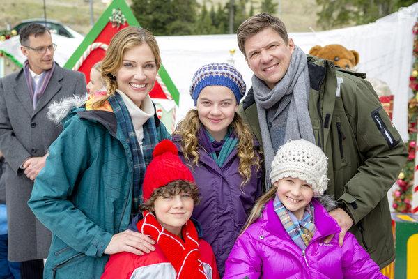 Marc Blucas, Tricia Helfer, Megan Charpentier, Jaeda Lily Miller, and Benjamin Wosk in Operation Christmas (2016)
