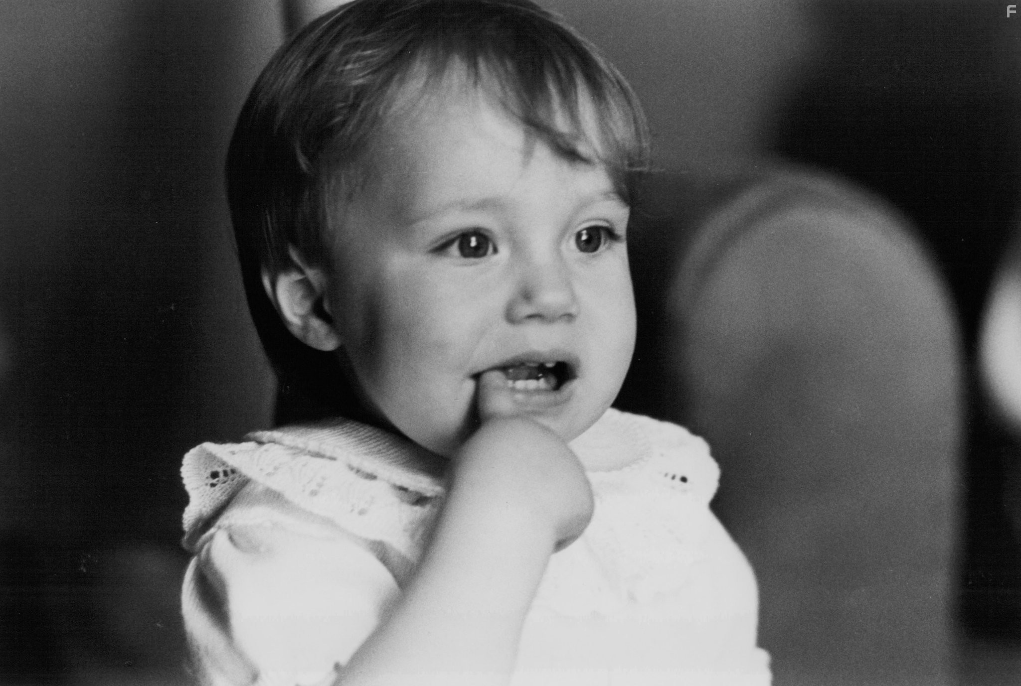 Трое мужчин и младенец в люльке