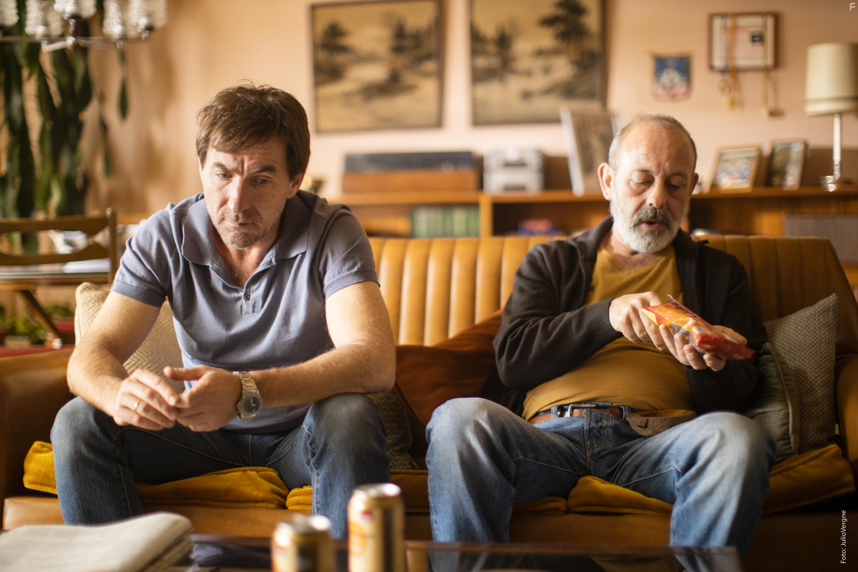 Antonio de la Torre and Chema del Barco in El plan (2019)