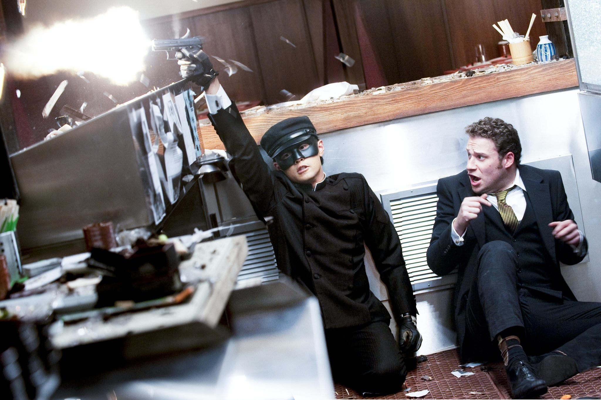 Seth Rogen and Jay Chou in Зеленый шершень (2011)