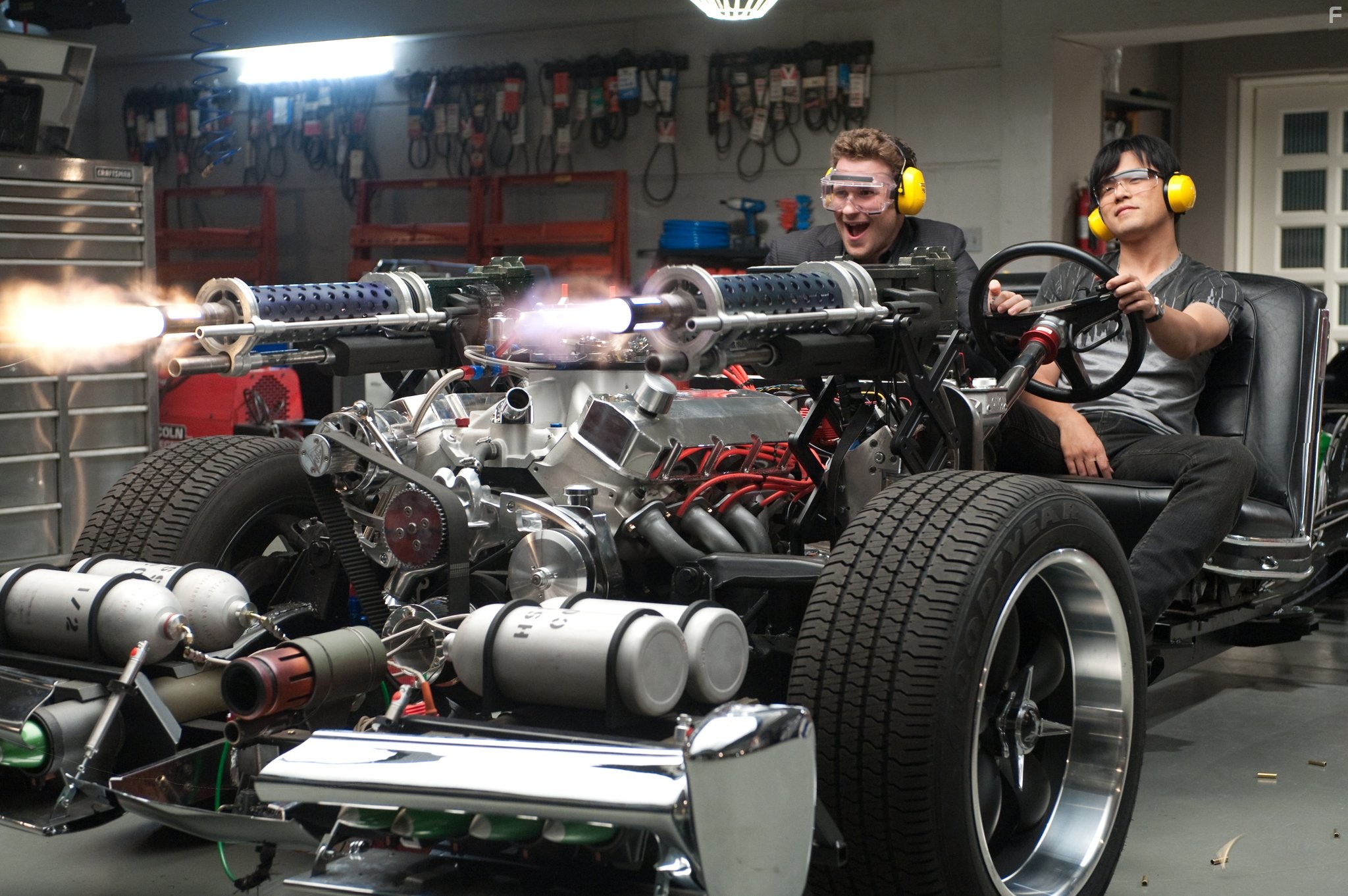 Seth Rogen and Jay Chou in Зеленый шершень (2011)