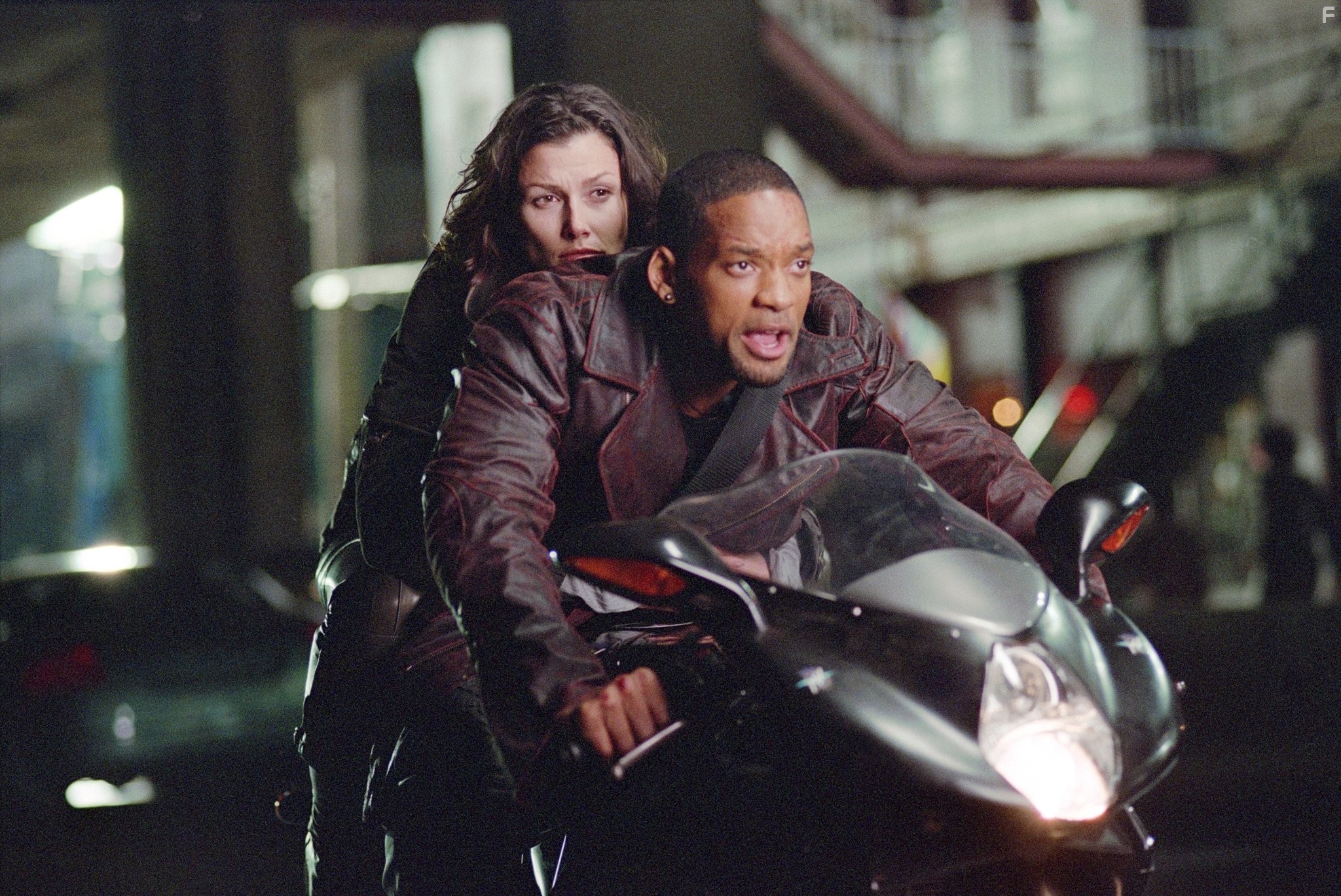 Will Smith and Bridget Moynahan in Я, робот (2004)