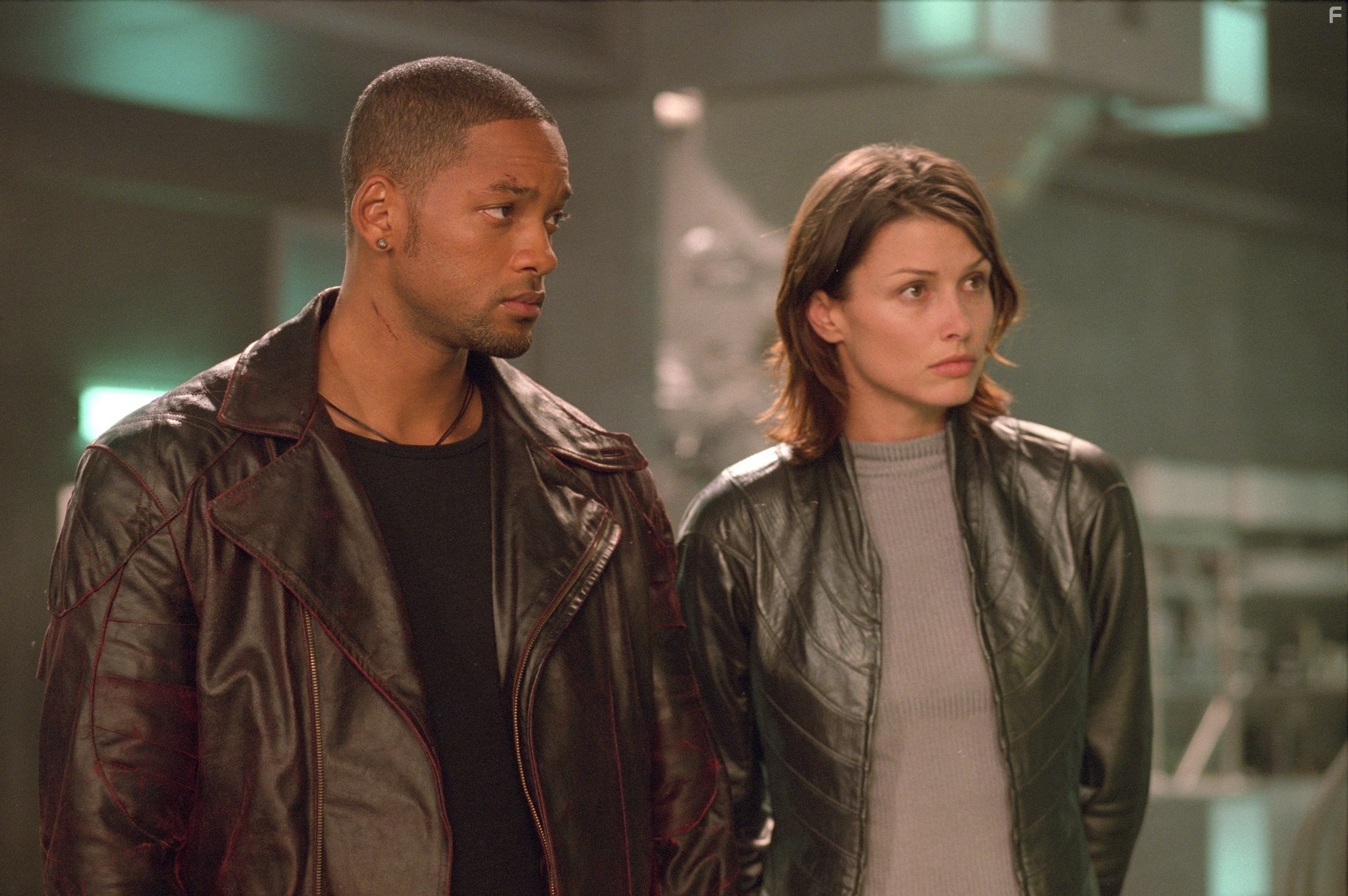 Will Smith and Bridget Moynahan in Я, робот (2004)