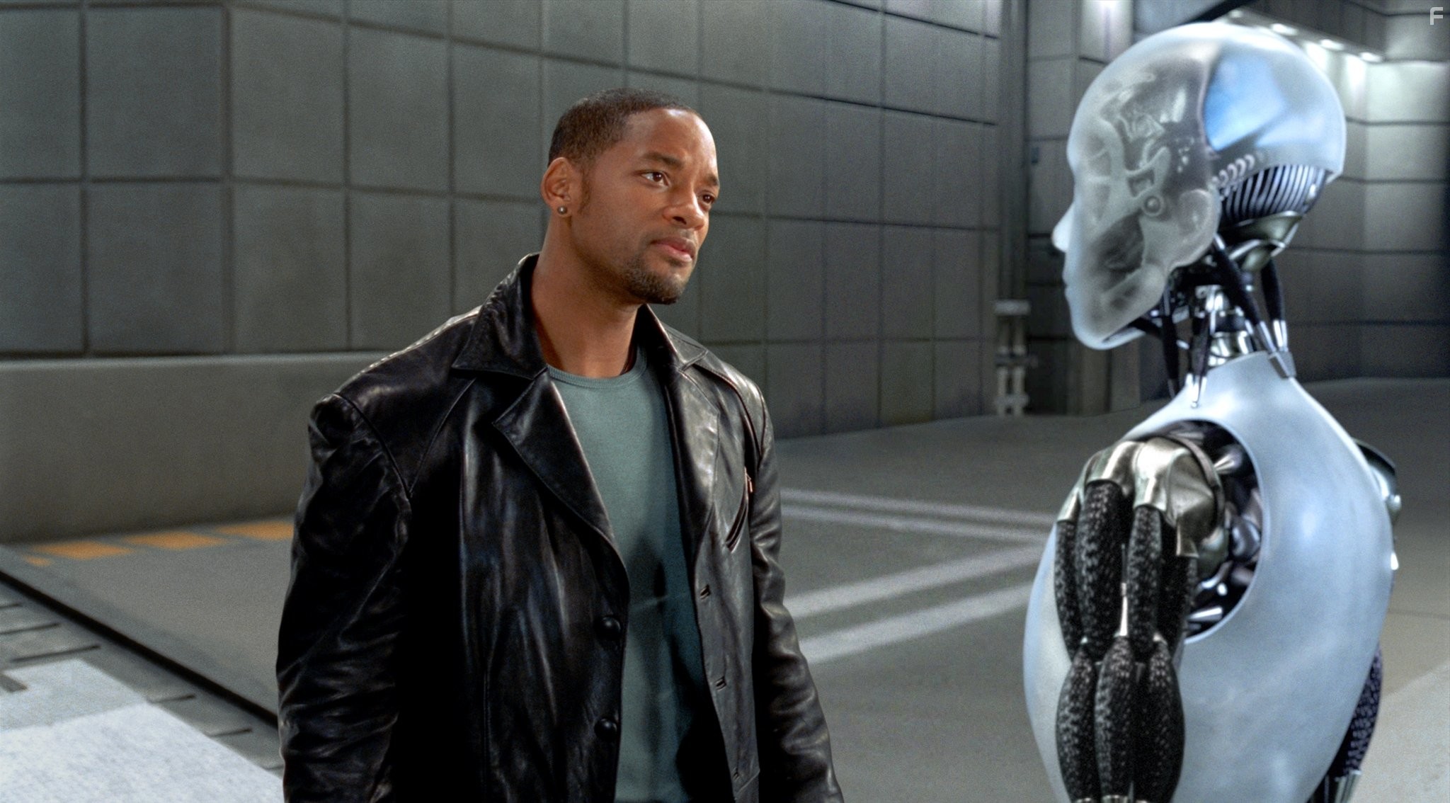 Will Smith and Joanna Capitano in Я, робот (2004)