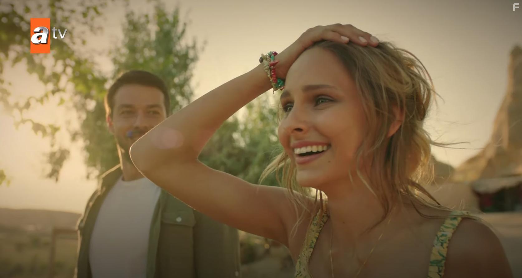 Hilmi Cem Intepe and Jessica May in Maria ile Mustafa (2020)