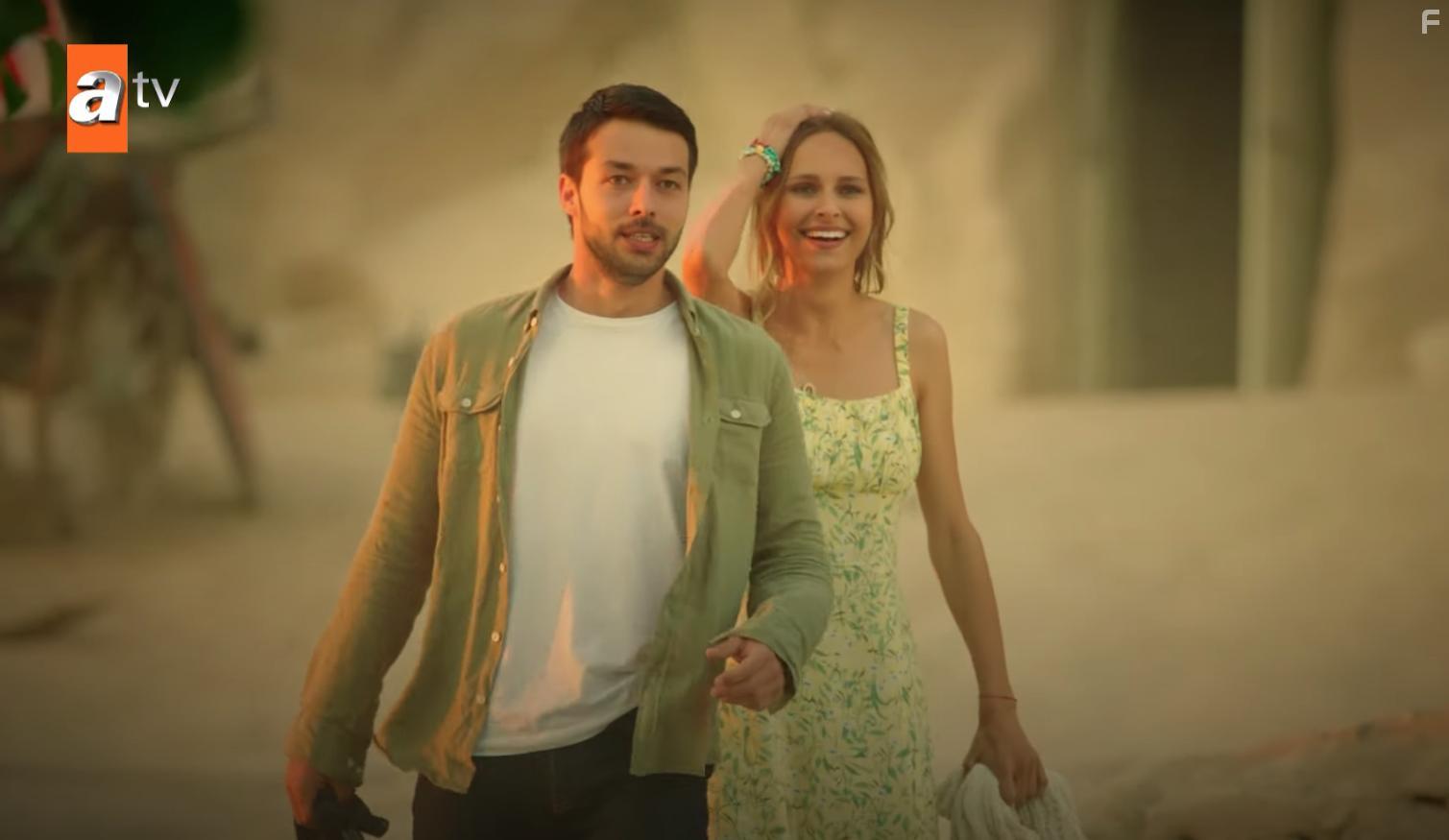 Hilmi Cem Intepe and Jessica May in Maria ile Mustafa (2020)