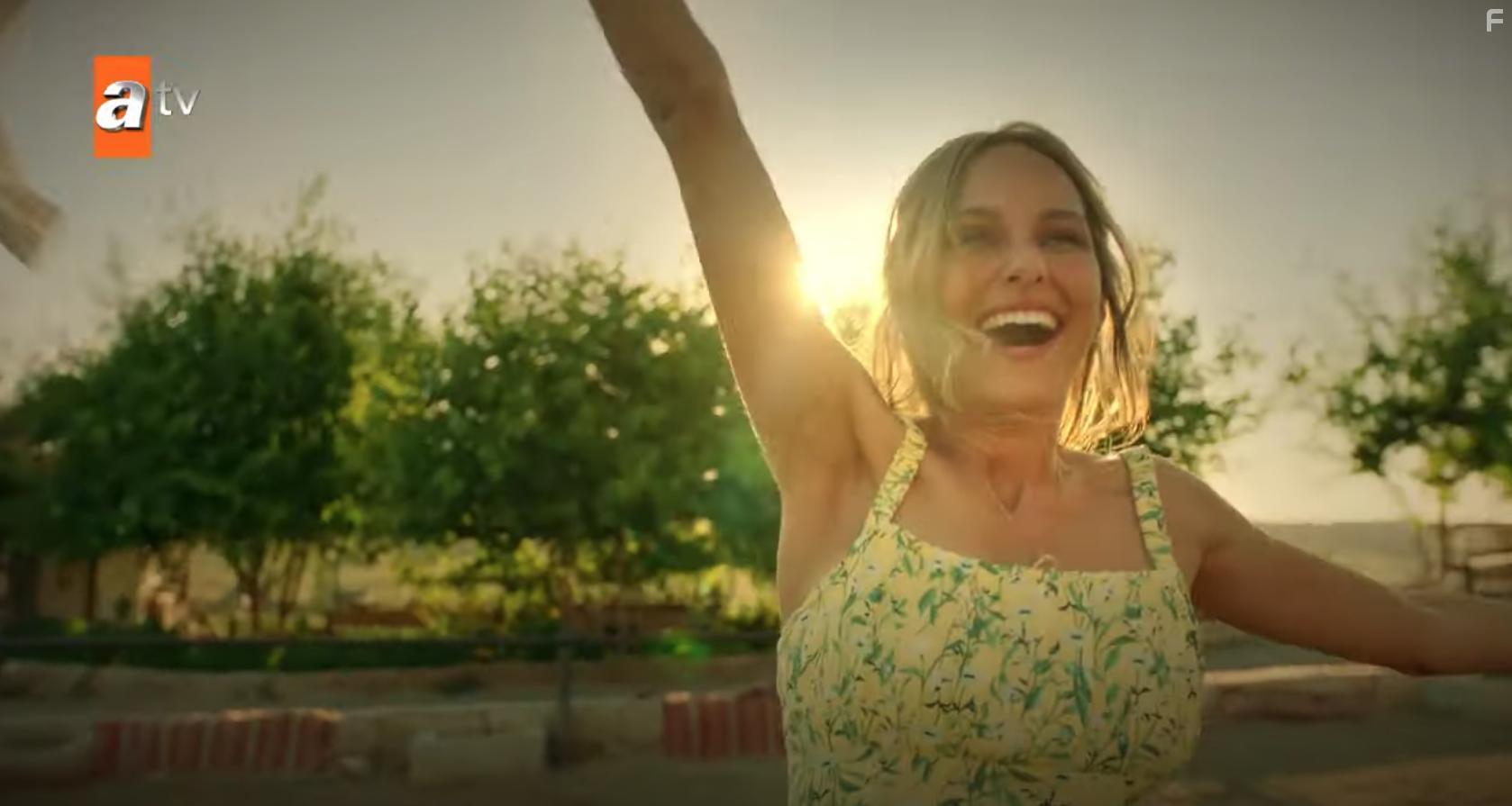 Jessica May in Maria ile Mustafa (2020)