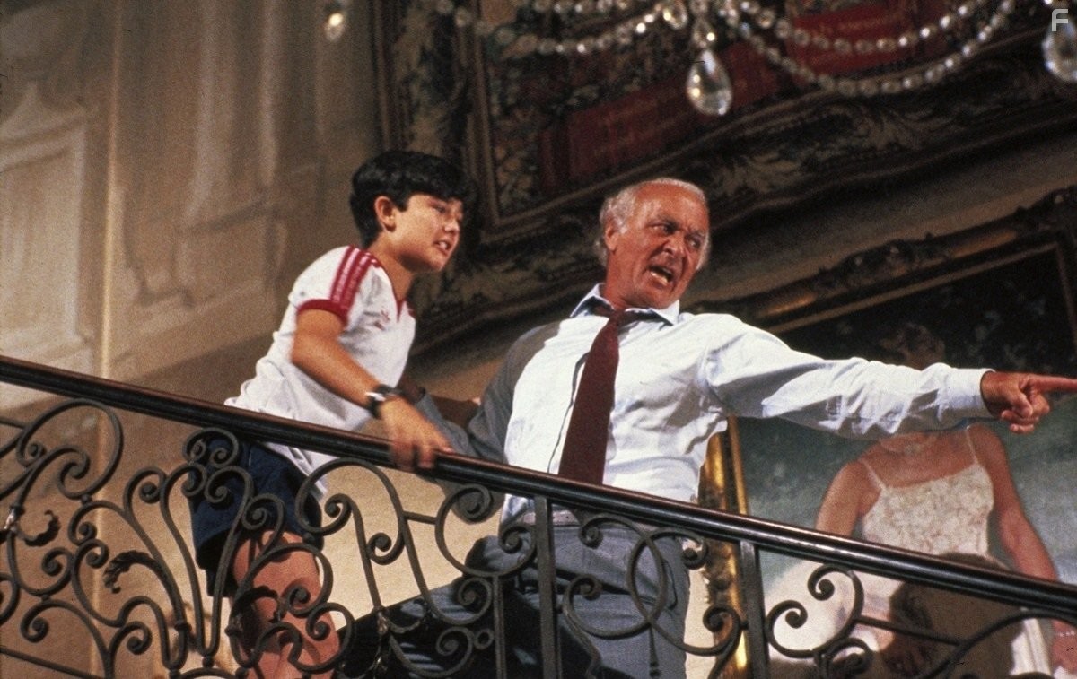 Robert Loggia and David Mendenhall in Изо всех сил (1987)