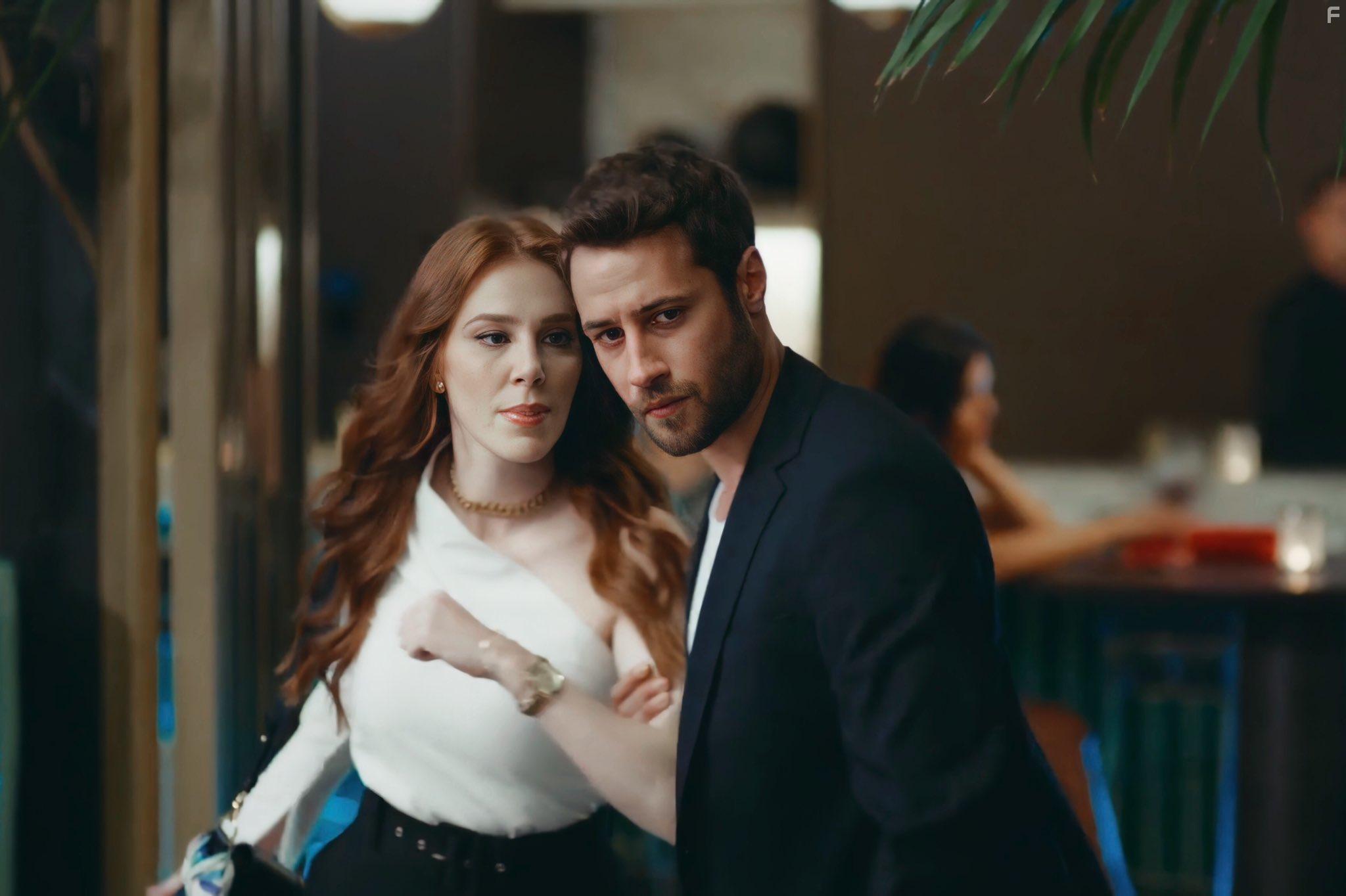 Elin Sangu and Ozan Dolunay in Iyi Gnde Kt Gnde (2020)