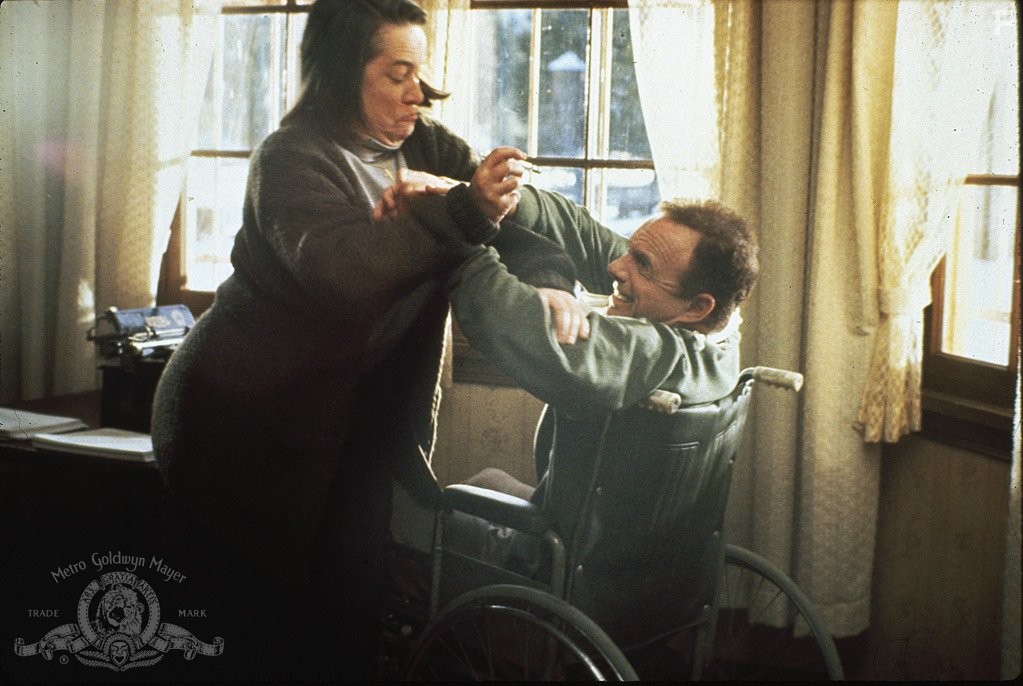 Kathy Bates and James Caan in Мизери (1990)