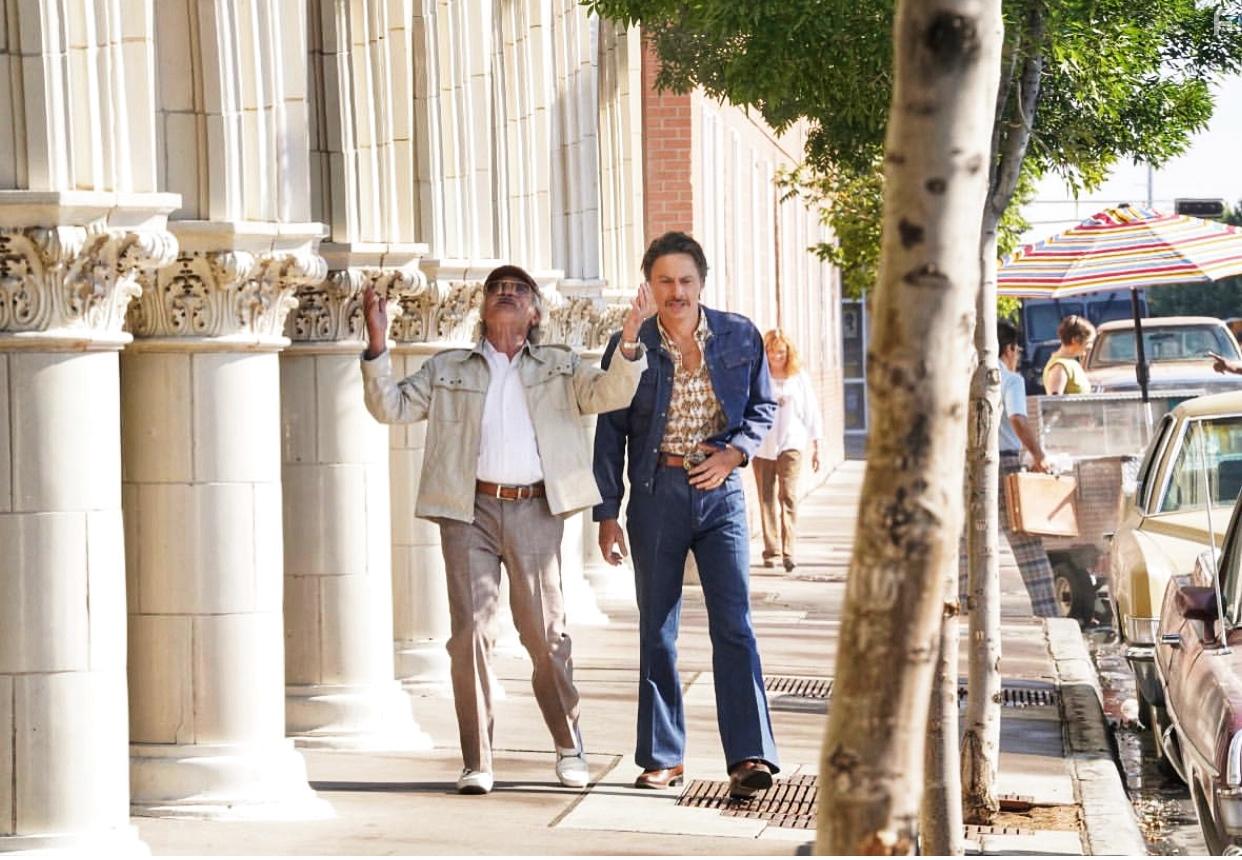 Robert De Niro and Zach Braff in The Comeback Trail (2020)