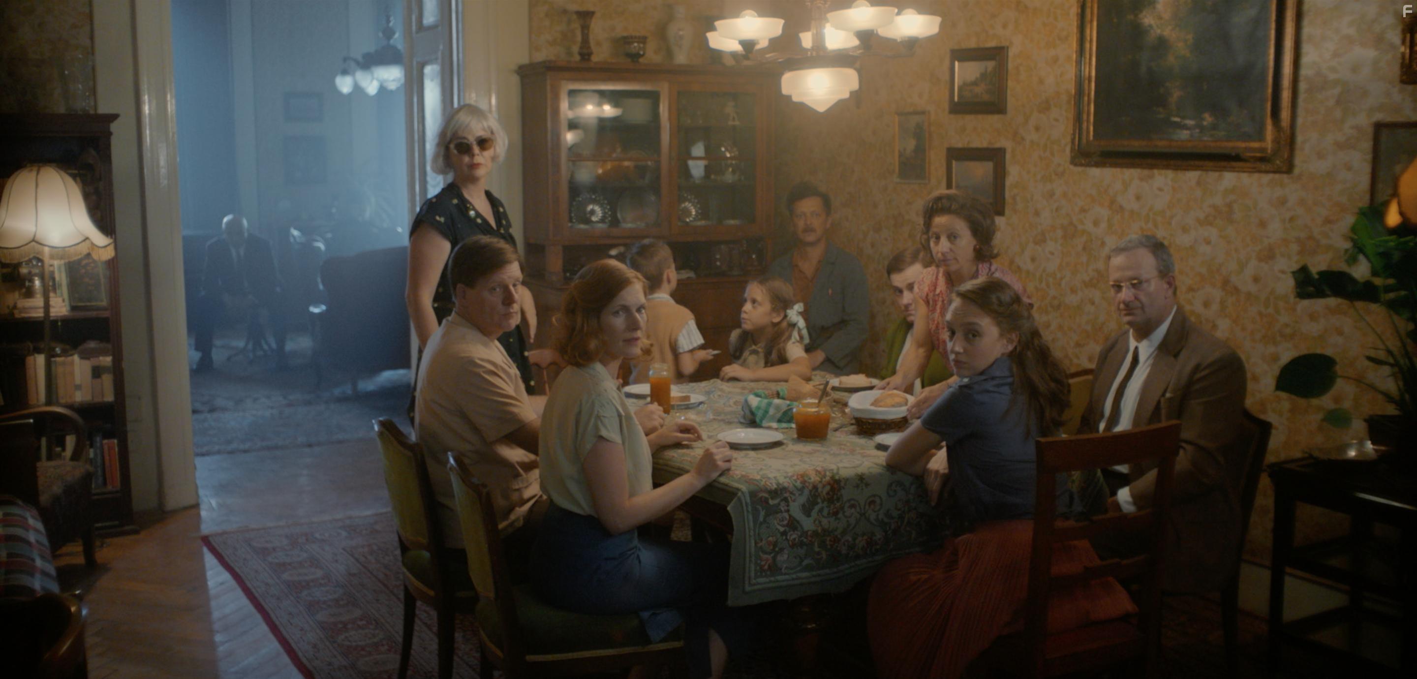 Ern Fekete, Rbert Kardos, Zsfia Szamosi, Emese Vasvri, goston Sfrny, Eliza Sodr, Bzse Soltsz, Levente Molnr, Lszl Fehr, and Abigl Dmtr in Foglyok (2019)