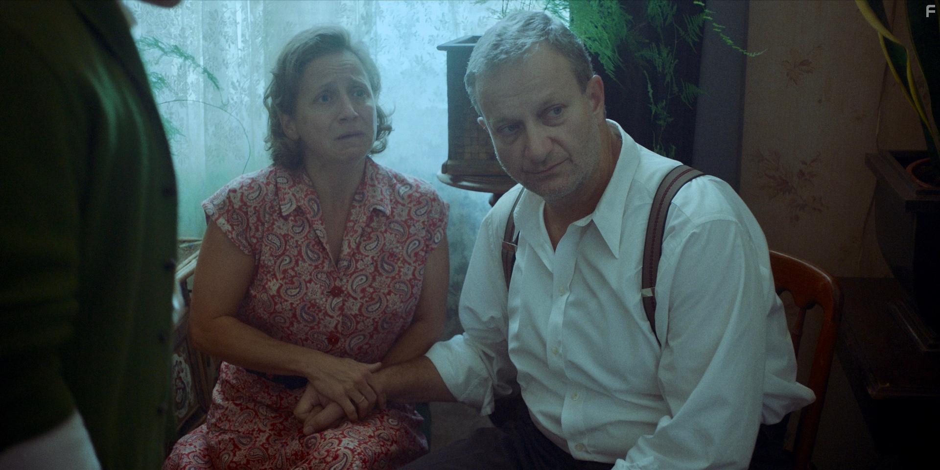 Rbert Kardos and Bzse Soltsz in Foglyok (2019)