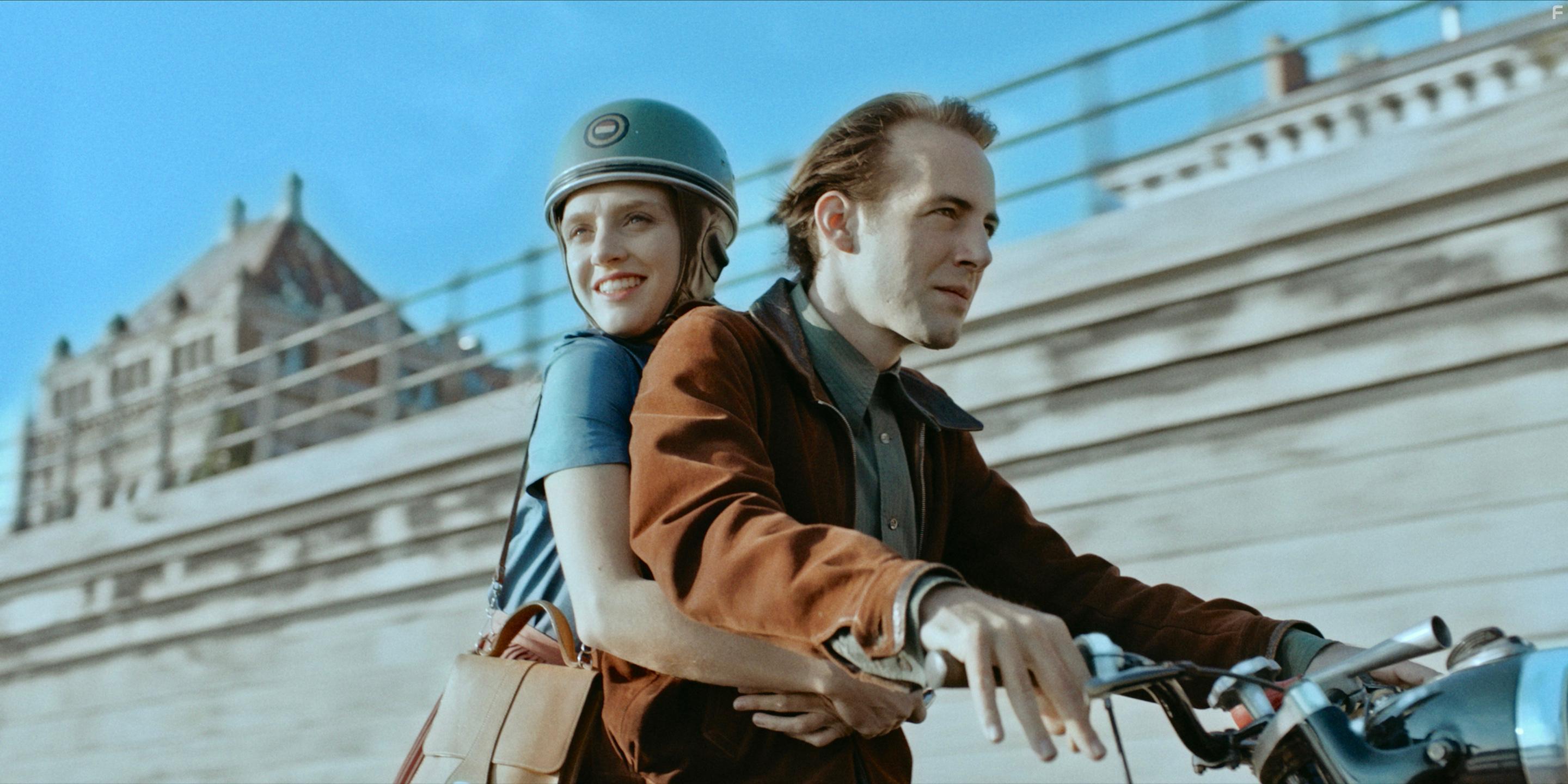 Eliza Sodr and dm Porogi in Foglyok (2019)