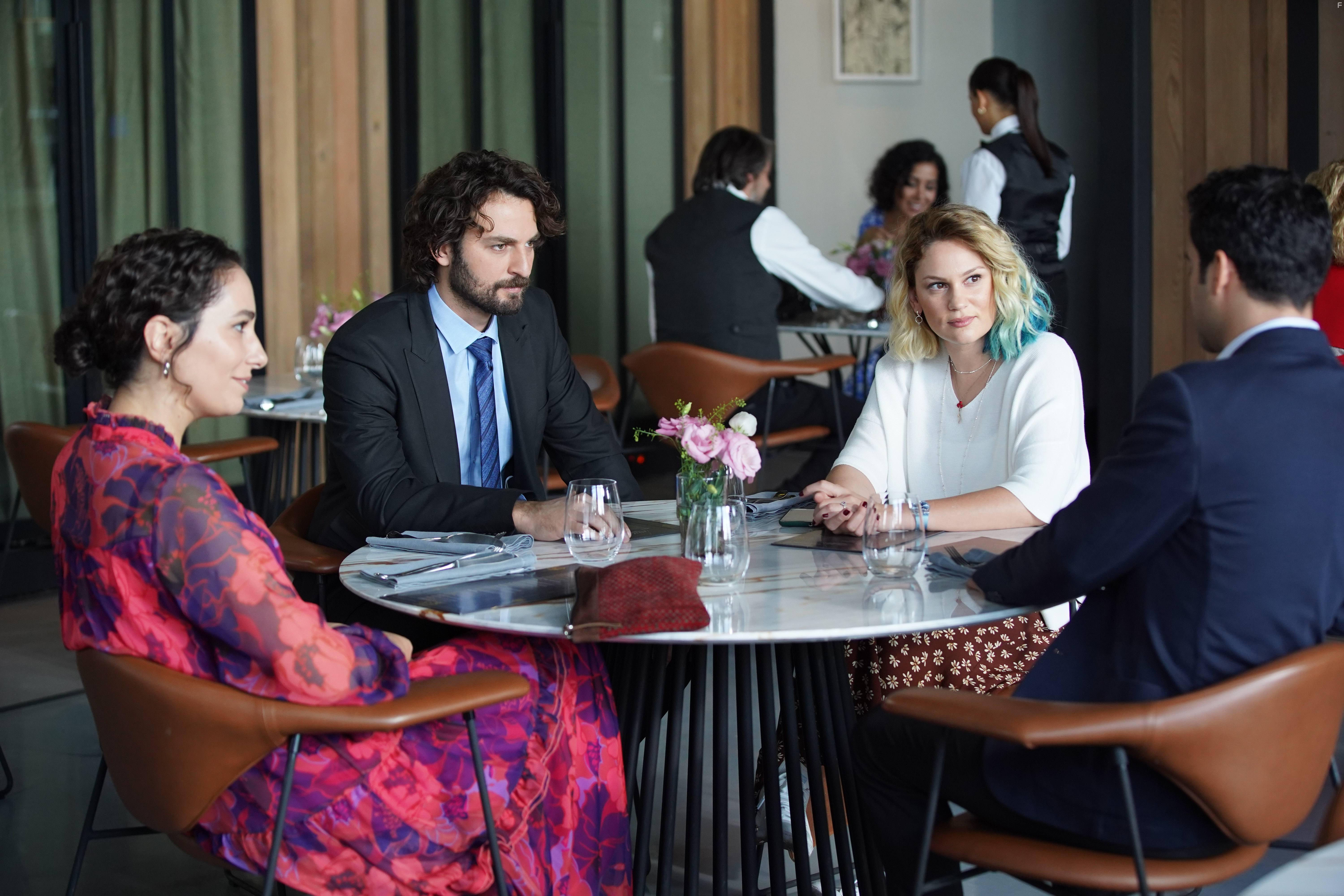 Birkan Sokullu and Farah Zeynep Abdullah in Masumlar Apartmani (2020)