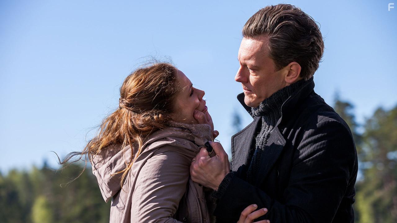 Ville Tiihonen and Pihla Viitala in Mustat lesket (2014)