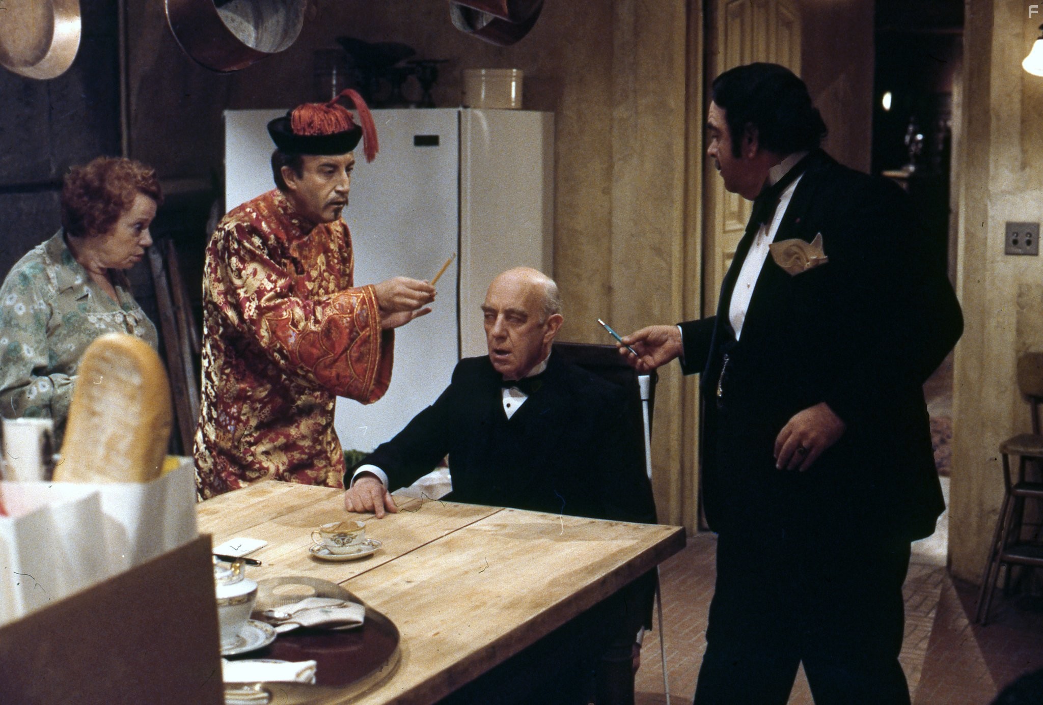 Alec Guinness, Peter Sellers, Elsa Lanchester, and James Coco in Ужин с убийством (1976)