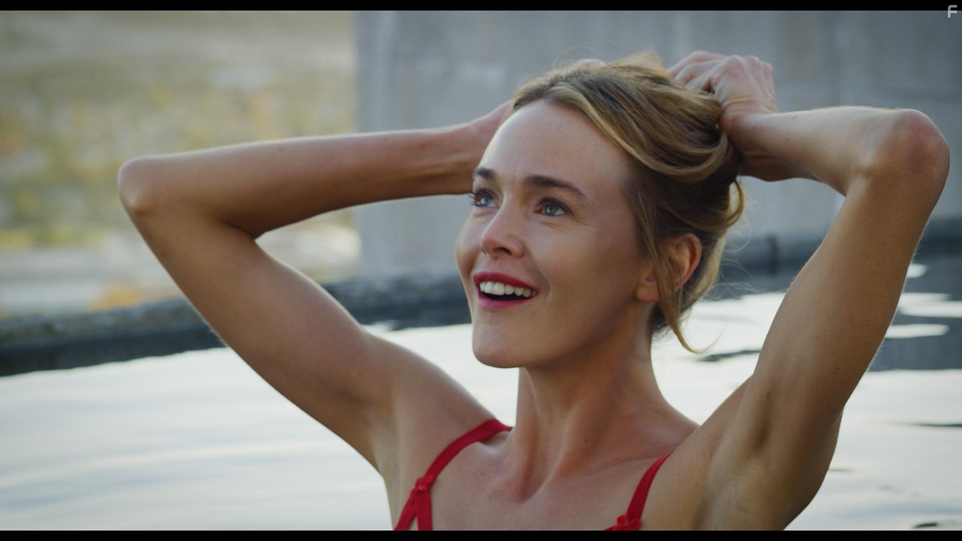Isabelle Chester in Loves Me, Loves Me Not (2019)