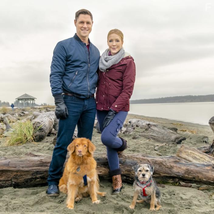 Jennifer Finnigan, Sam Page, and Gidget in Walking the Dog (2017)