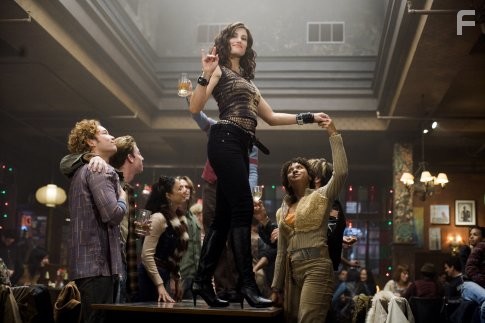 Idina Menzel and Tracie Thoms in Богема (2005)