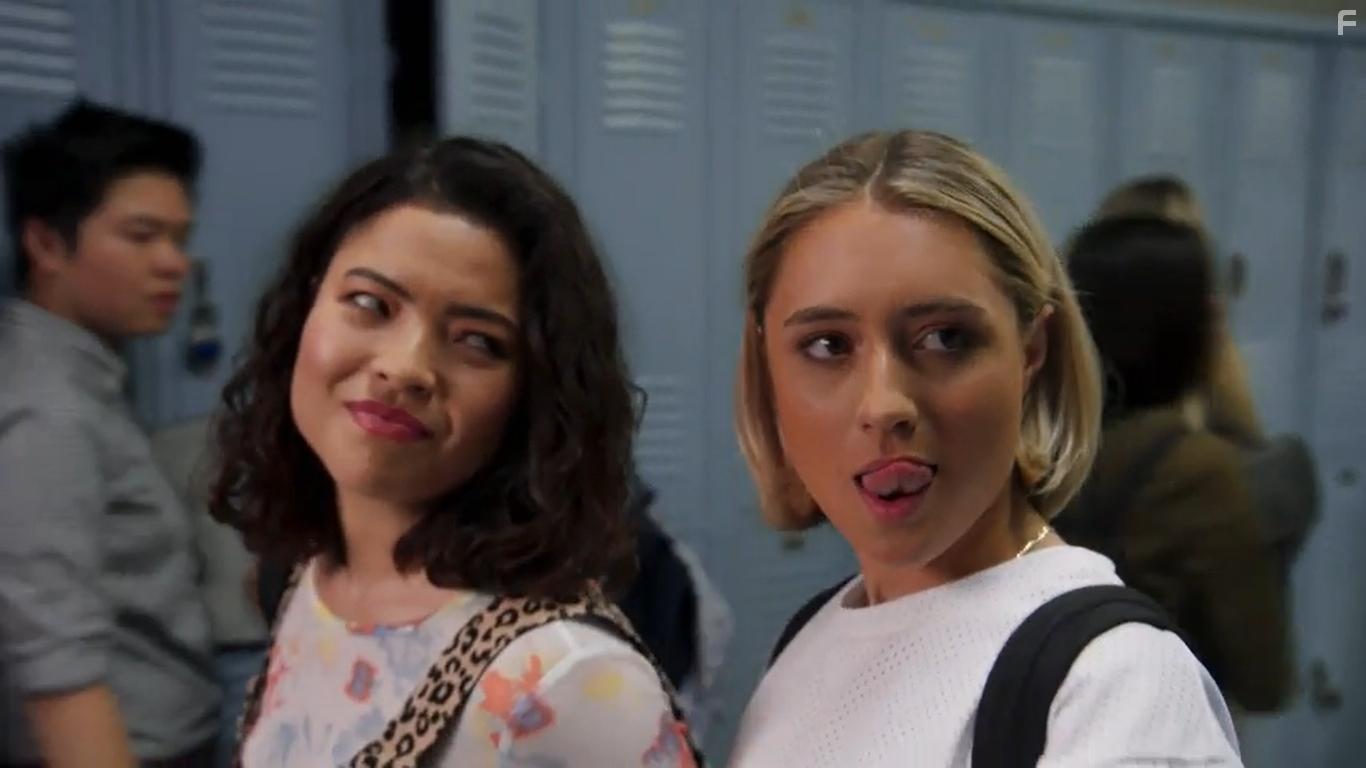 Lizze Broadway and Piper Curda in American Pie Presents: Girls' Rules (2020)